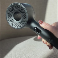 Mano instalando el filtro ACF en el cabezal de ducha aqualibú BAE