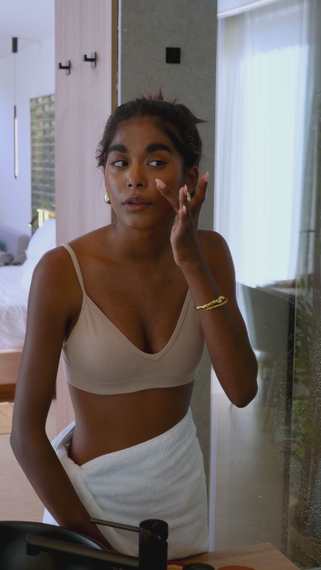 Mujer en ritual de autocuidado con piel luminosa, bienestar y calma.