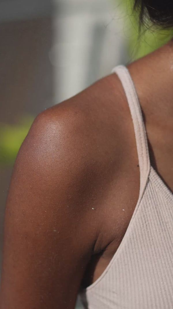 Agua limpia deslizándose sobre la piel durante ritual de autocuidado.
